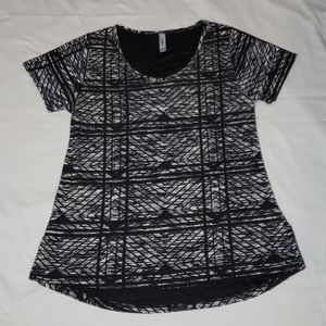 Medium Lularoe Classic Tee